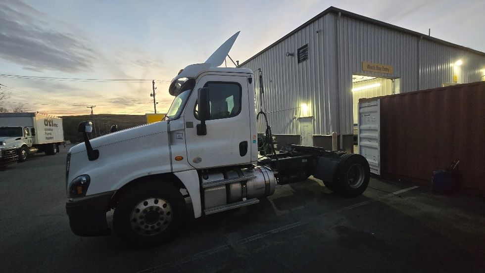 Day Cab Tractor-Heavy Duty Tractors-Freightliner-2019-Cascadia 12542ST-Fitchburg-MA-156,707\n\t\tmiles-$ 41,750 - Image 4