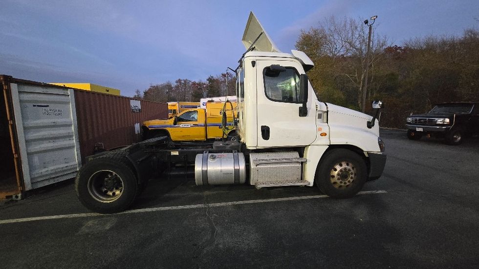 Day Cab Tractor-Heavy Duty Tractors-Freightliner-2019-Cascadia 12542ST-Fitchburg-MA-156,707\n\t\tmiles-$ 41,750 - Image 8