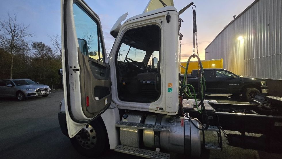 Day Cab Tractor-Heavy Duty Tractors-Freightliner-2019-Cascadia 12542ST-Fitchburg-MA-156,707\n\t\tmiles-$ 41,750 - Image 9