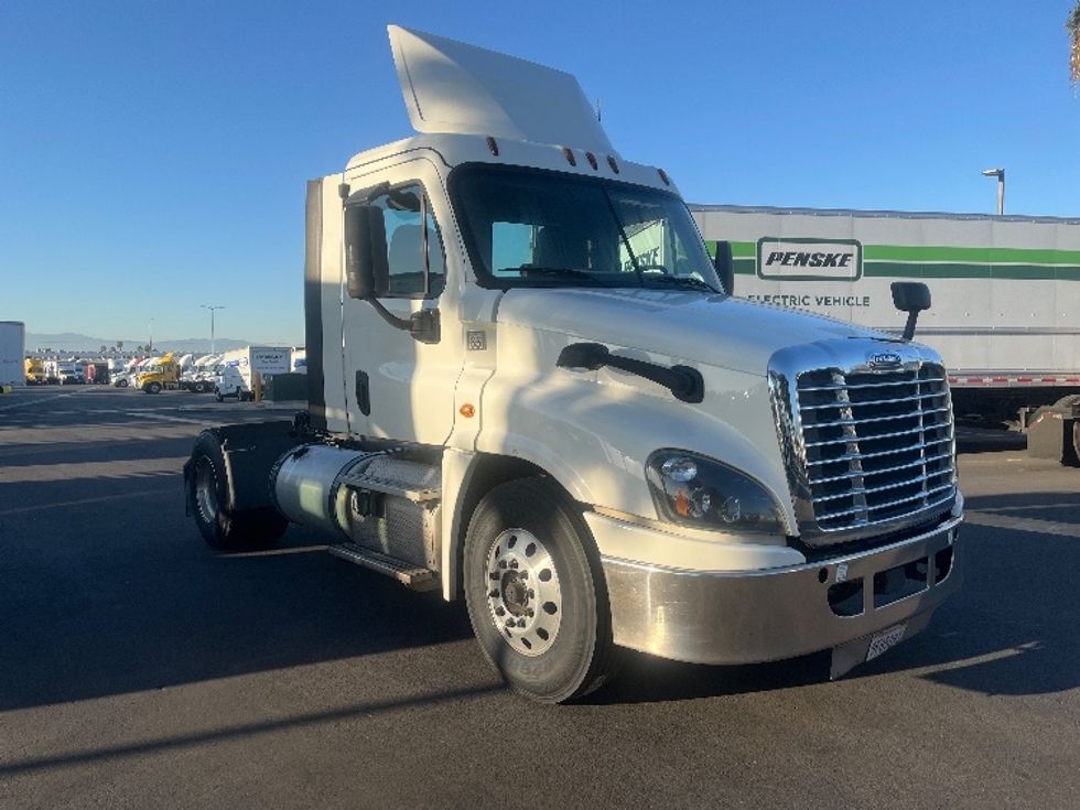 Day Cab Tractor-Heavy Duty Tractors-Freightliner-2019-Cascadia 12542ST-Fontana-CA-221,522\n\t\tmiles-$ 50,750 - Image 1