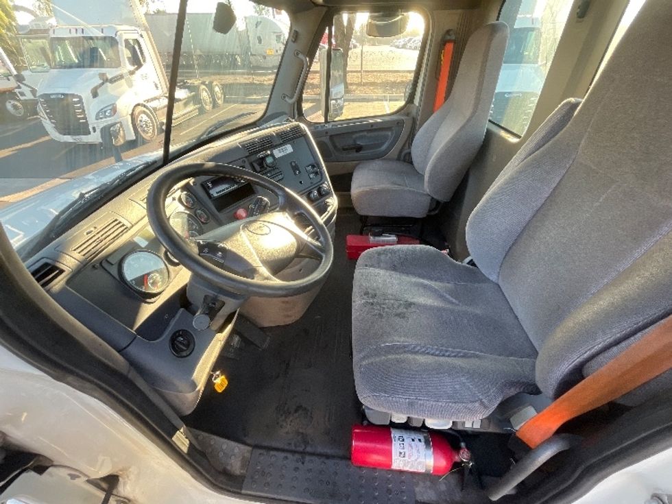 Day Cab Tractor-Heavy Duty Tractors-Freightliner-2019-Cascadia 12542ST-Fontana-CA-221,522\n\t\tmiles-$ 50,750 - Image 10