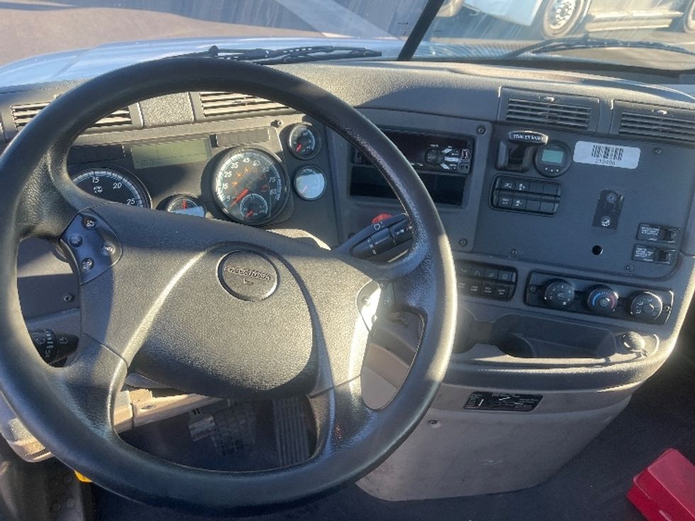 Day Cab Tractor-Heavy Duty Tractors-Freightliner-2019-Cascadia 12542ST-Fontana-CA-221,522\n\t\tmiles-$ 50,750 - Image 11
