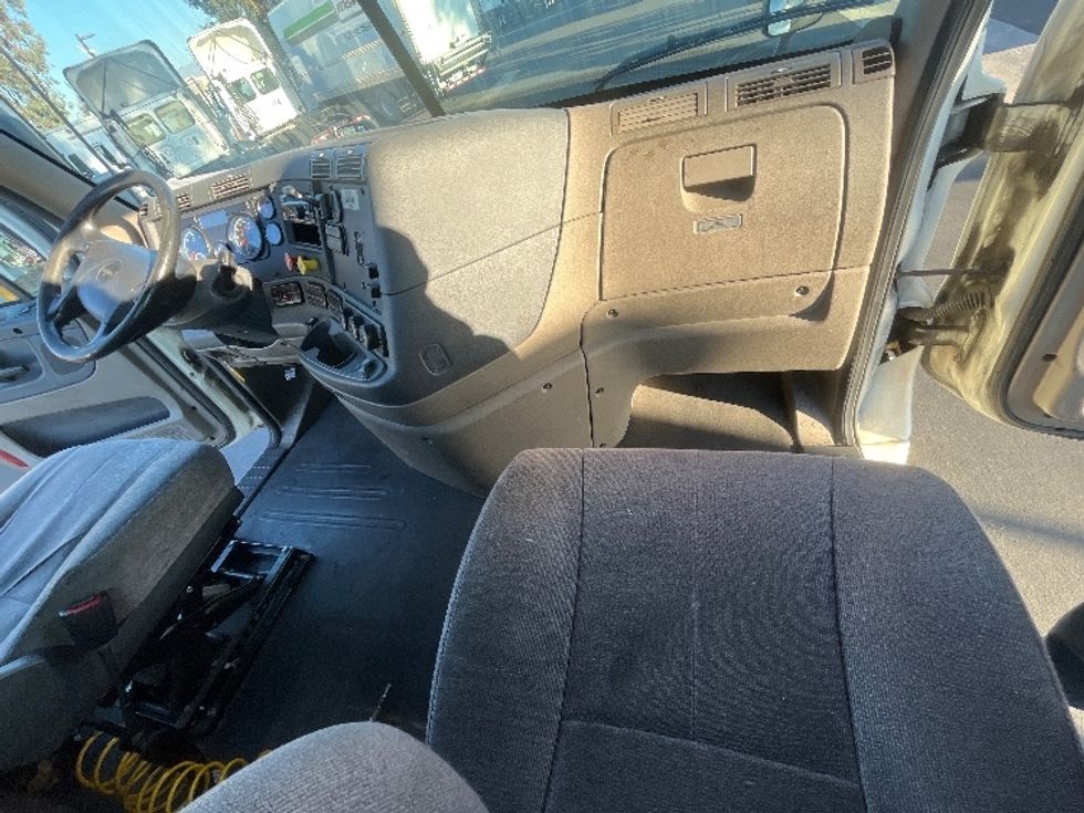 Day Cab Tractor-Heavy Duty Tractors-Freightliner-2019-Cascadia 12542ST-Fontana-CA-221,522\n\t\tmiles-$ 50,750 - Image 13