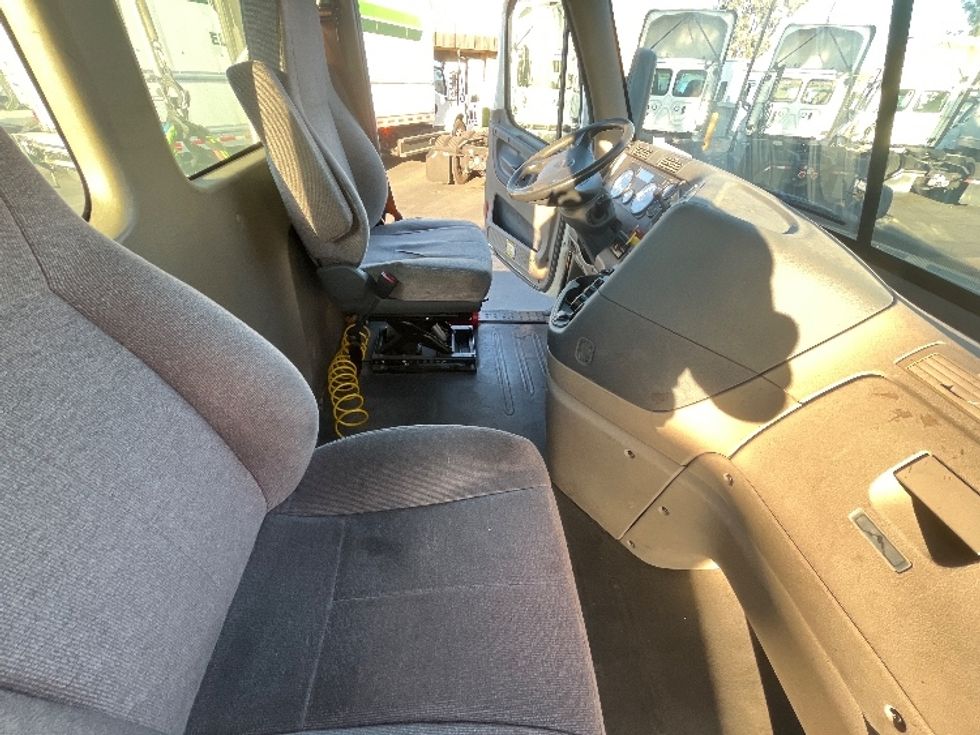 Day Cab Tractor-Heavy Duty Tractors-Freightliner-2019-Cascadia 12542ST-Fontana-CA-221,522\n\t\tmiles-$ 50,750 - Image 14