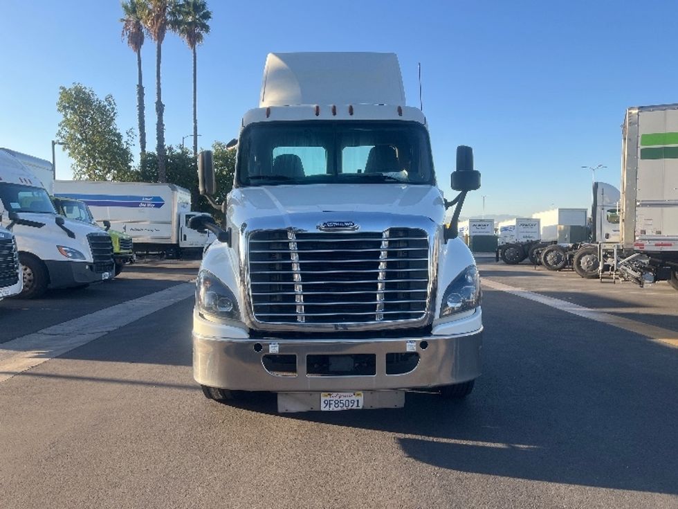 Day Cab Tractor-Heavy Duty Tractors-Freightliner-2019-Cascadia 12542ST-Fontana-CA-221,522\n\t\tmiles-$ 50,750 - Image 2