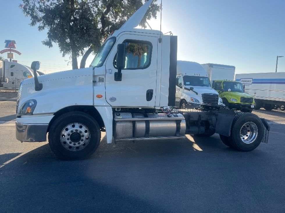 Day Cab Tractor-Heavy Duty Tractors-Freightliner-2019-Cascadia 12542ST-Fontana-CA-221,522\n\t\tmiles-$ 50,750 - Image 4