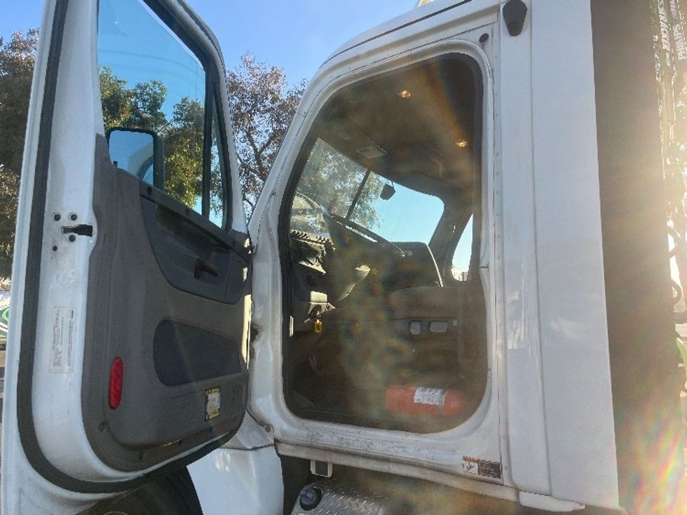 Day Cab Tractor-Heavy Duty Tractors-Freightliner-2019-Cascadia 12542ST-Fontana-CA-221,522\n\t\tmiles-$ 50,750 - Image 9