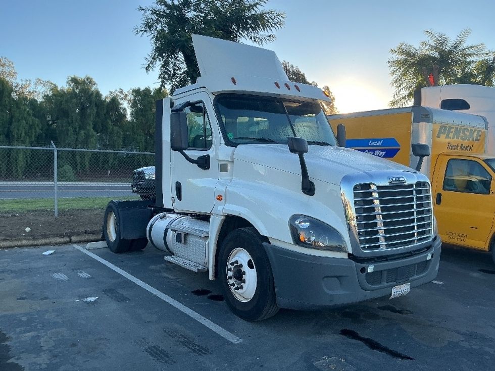 Day Cab Tractor-Heavy Duty Tractors-Freightliner-2019-Cascadia 12542ST-Fontana-CA-244,166\n\t\tmiles-$ 48,000 - Image 1