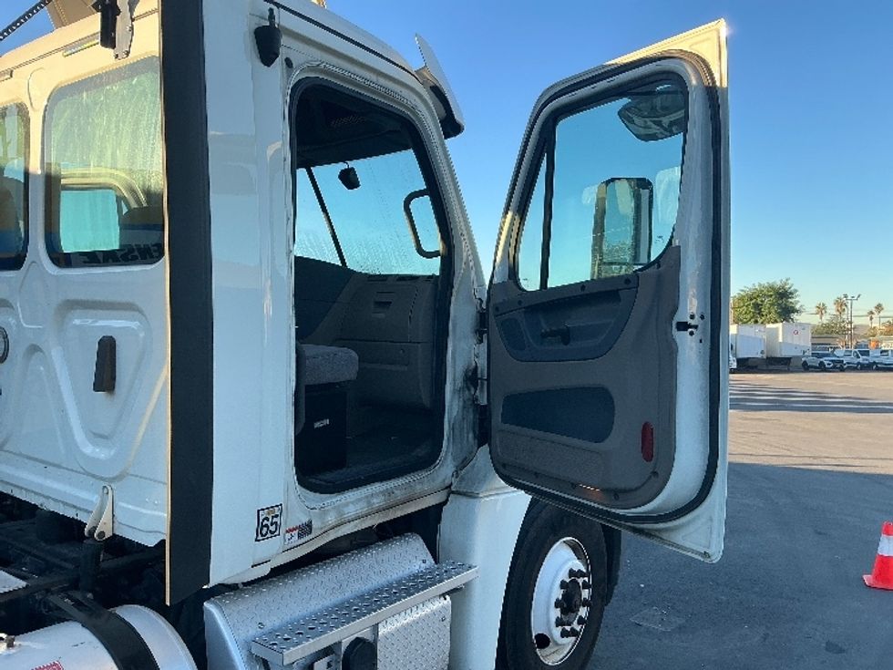 Day Cab Tractor-Heavy Duty Tractors-Freightliner-2019-Cascadia 12542ST-Fontana-CA-244,166\n\t\tmiles-$ 48,000 - Image 12