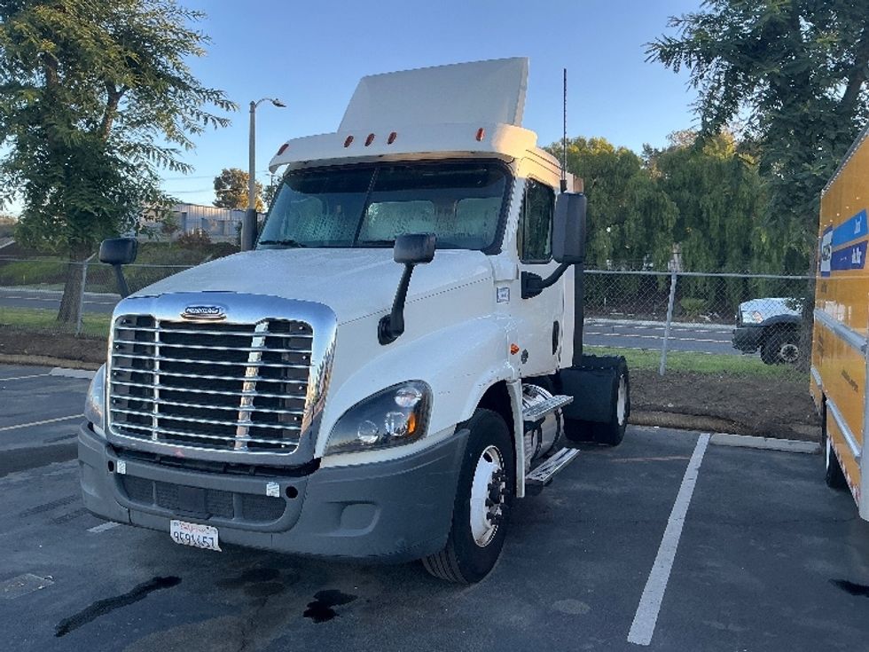 Day Cab Tractor-Heavy Duty Tractors-Freightliner-2019-Cascadia 12542ST-Fontana-CA-244,166\n\t\tmiles-$ 48,000 - Image 3