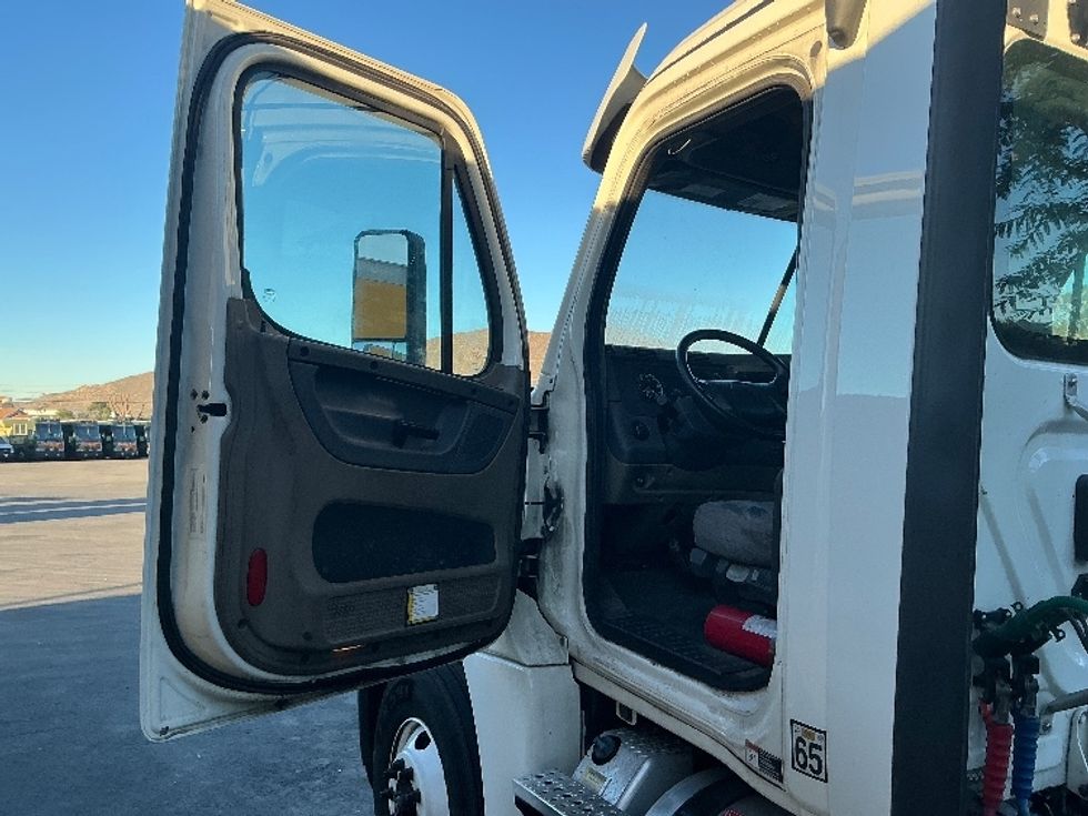 Day Cab Tractor-Heavy Duty Tractors-Freightliner-2019-Cascadia 12542ST-Fontana-CA-244,166\n\t\tmiles-$ 48,000 - Image 9