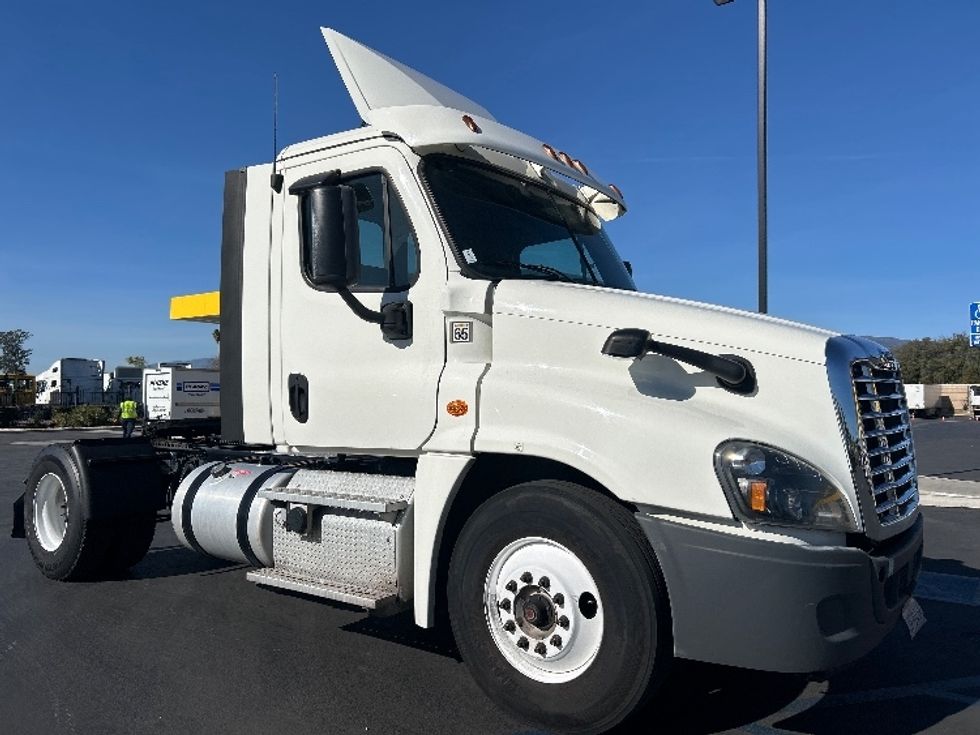 Day Cab Tractor-Heavy Duty Tractors-Freightliner-2019-Cascadia 12542ST-Fontana-CA-250,087\n\t\tmiles-$ 47,750 - Image 1
