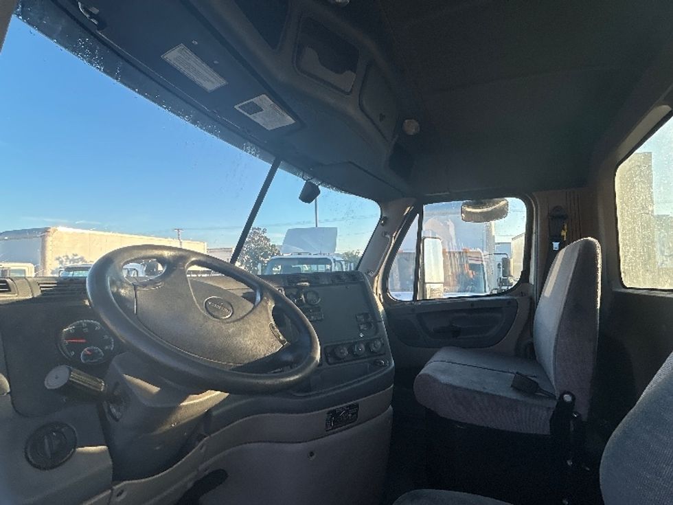 Day Cab Tractor-Heavy Duty Tractors-Freightliner-2019-Cascadia 12542ST-Fontana-CA-250,087\n\t\tmiles-$ 47,750 - Image 10