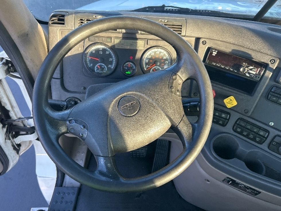Day Cab Tractor-Heavy Duty Tractors-Freightliner-2019-Cascadia 12542ST-Fontana-CA-250,087\n\t\tmiles-$ 47,750 - Image 11