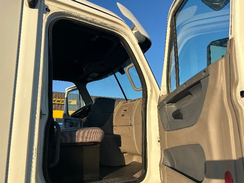 Day Cab Tractor-Heavy Duty Tractors-Freightliner-2019-Cascadia 12542ST-Fontana-CA-250,087\n\t\tmiles-$ 47,750 - Image 12