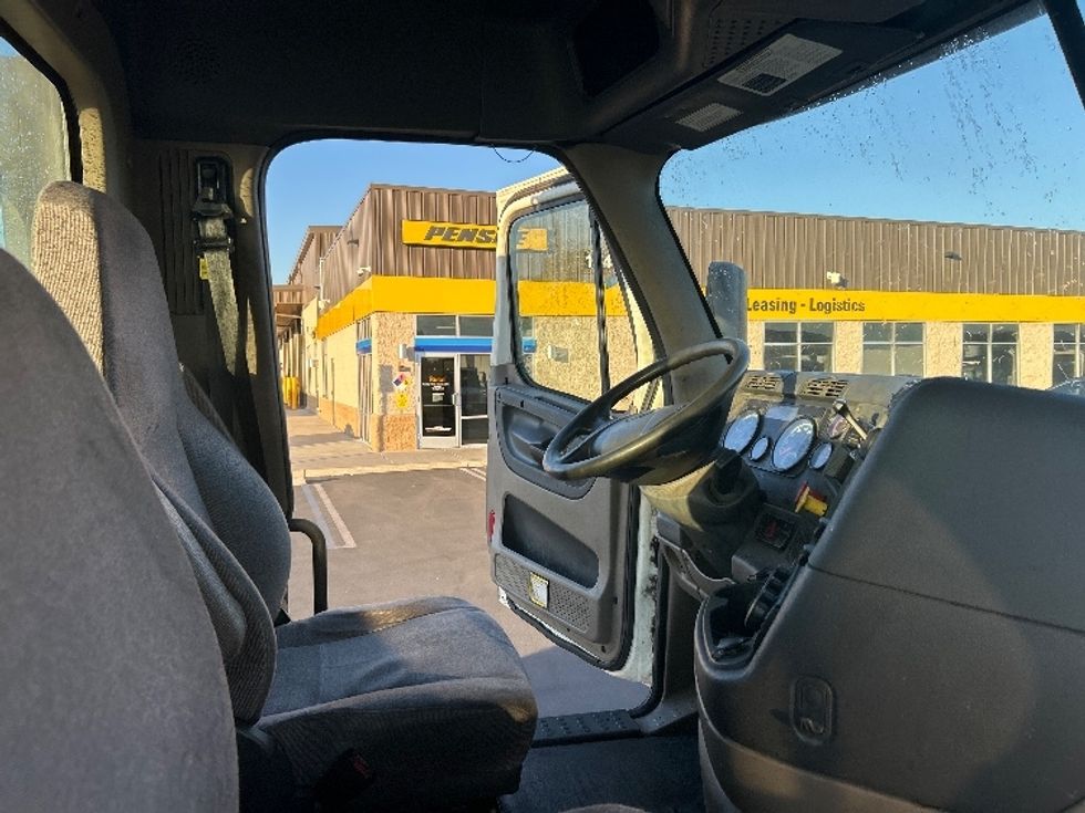 Day Cab Tractor-Heavy Duty Tractors-Freightliner-2019-Cascadia 12542ST-Fontana-CA-250,087\n\t\tmiles-$ 47,750 - Image 14