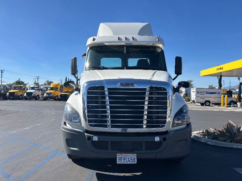Day Cab Tractor-Heavy Duty Tractors-Freightliner-2019-Cascadia 12542ST-Fontana-CA-250,087\n\t\tmiles-$ 47,750 - Image 2