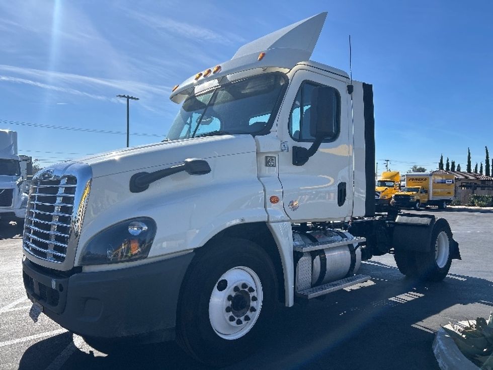 Day Cab Tractor-Heavy Duty Tractors-Freightliner-2019-Cascadia 12542ST-Fontana-CA-250,087\n\t\tmiles-$ 47,750 - Image 3