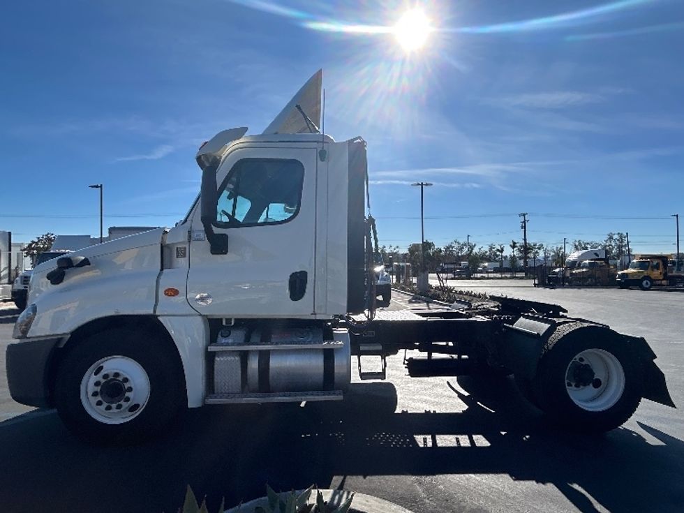 Day Cab Tractor-Heavy Duty Tractors-Freightliner-2019-Cascadia 12542ST-Fontana-CA-250,087\n\t\tmiles-$ 47,750 - Image 4
