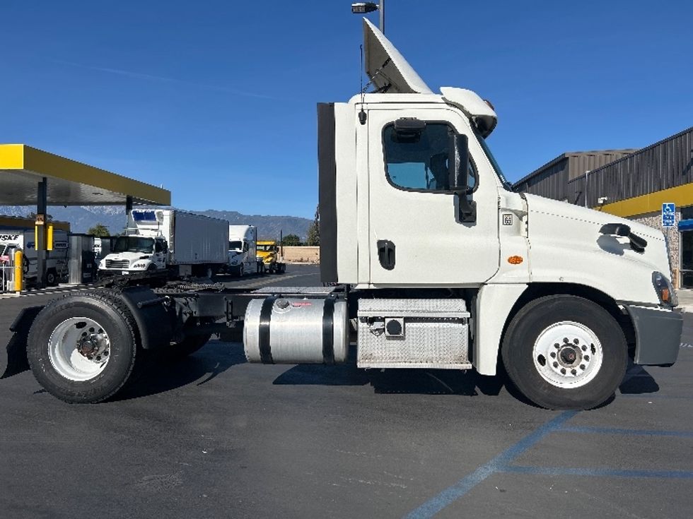 Day Cab Tractor-Heavy Duty Tractors-Freightliner-2019-Cascadia 12542ST-Fontana-CA-250,087\n\t\tmiles-$ 47,750 - Image 8