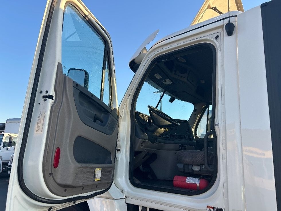 Day Cab Tractor-Heavy Duty Tractors-Freightliner-2019-Cascadia 12542ST-Fontana-CA-250,087\n\t\tmiles-$ 47,750 - Image 9