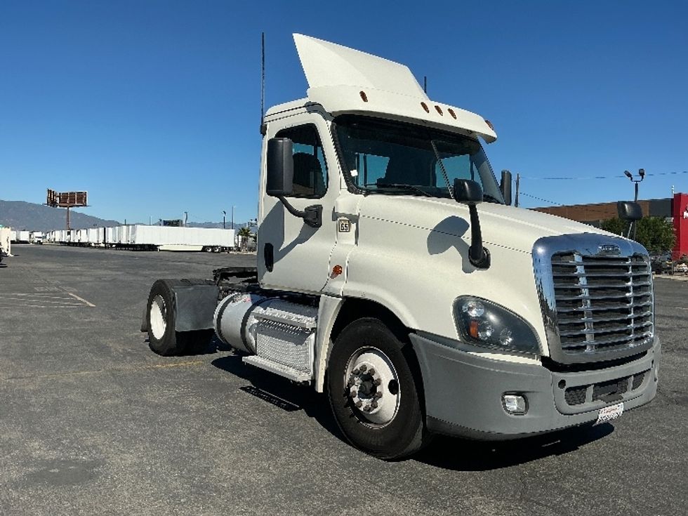 Day Cab Tractor-Heavy Duty Tractors-Freightliner-2019-Cascadia 12542ST-Fontana-CA-298,112\n\t\tmiles-$ 44,000 - Image 1