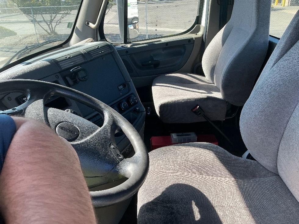 Day Cab Tractor-Heavy Duty Tractors-Freightliner-2019-Cascadia 12542ST-Fontana-CA-298,112\n\t\tmiles-$ 44,000 - Image 10