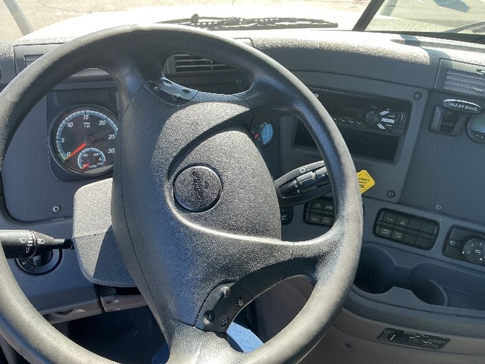 Day Cab Tractor-Heavy Duty Tractors-Freightliner-2019-Cascadia 12542ST-Fontana-CA-298,112\n\t\tmiles-$ 44,000 - Image 11
