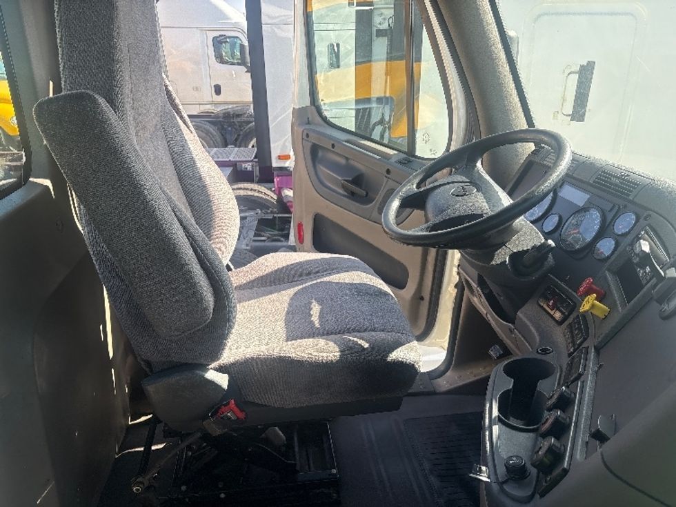 Day Cab Tractor-Heavy Duty Tractors-Freightliner-2019-Cascadia 12542ST-Fontana-CA-298,112\n\t\tmiles-$ 44,000 - Image 14