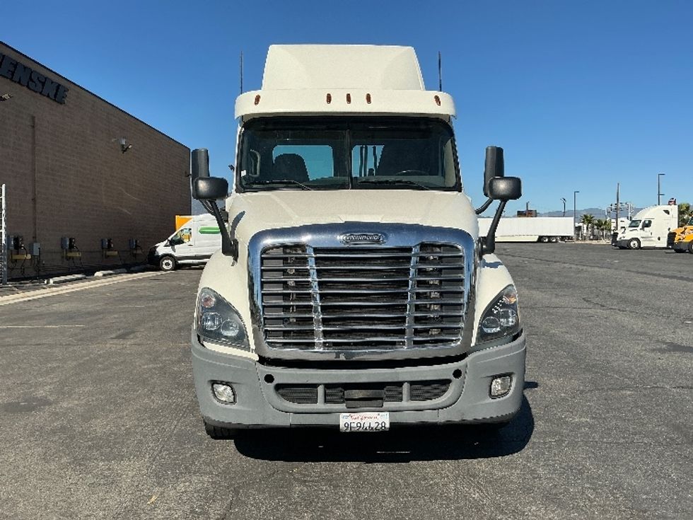 Day Cab Tractor-Heavy Duty Tractors-Freightliner-2019-Cascadia 12542ST-Fontana-CA-298,112\n\t\tmiles-$ 44,000 - Image 2