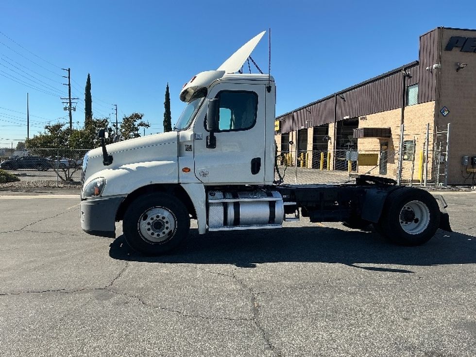 Day Cab Tractor-Heavy Duty Tractors-Freightliner-2019-Cascadia 12542ST-Fontana-CA-298,112\n\t\tmiles-$ 44,000 - Image 4