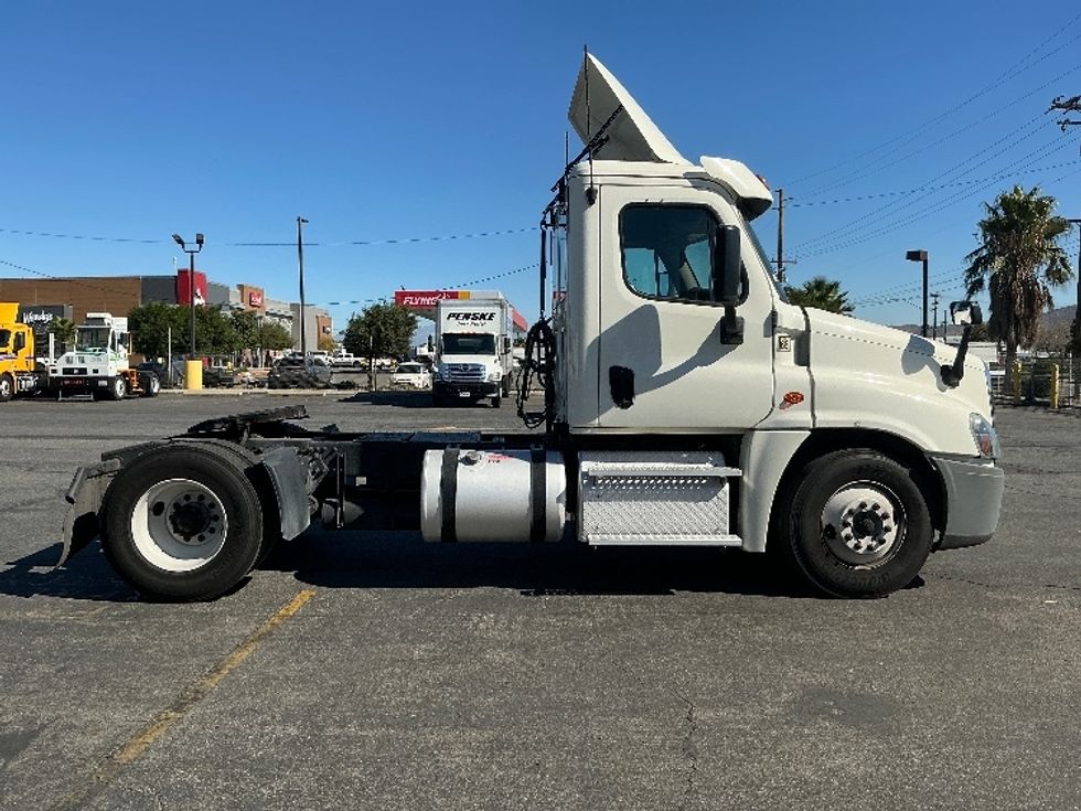 Day Cab Tractor-Heavy Duty Tractors-Freightliner-2019-Cascadia 12542ST-Fontana-CA-298,112\n\t\tmiles-$ 44,000 - Image 8