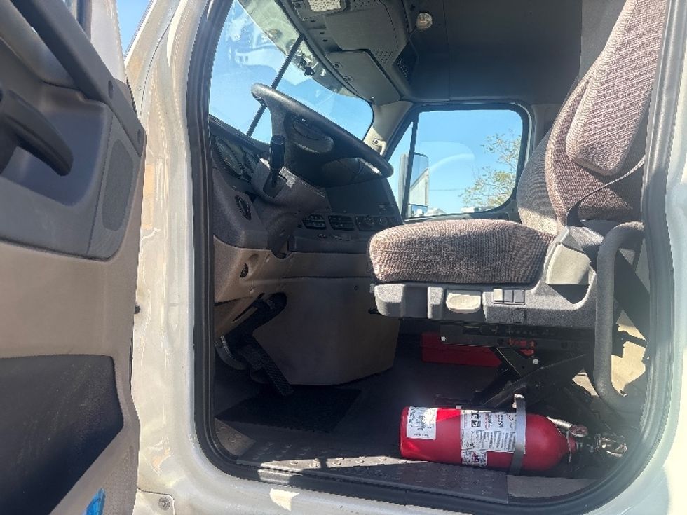 Day Cab Tractor-Heavy Duty Tractors-Freightliner-2019-Cascadia 12542ST-Fontana-CA-298,112\n\t\tmiles-$ 44,000 - Image 9