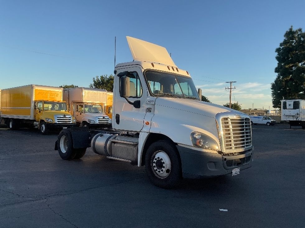 Day Cab Tractor-Heavy Duty Tractors-Freightliner-2019-Cascadia 12542ST-Fontana-CA-314,502\n\t\tmiles-$ 40,500 - Image 1