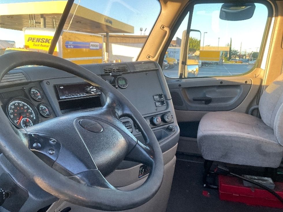 Day Cab Tractor-Heavy Duty Tractors-Freightliner-2019-Cascadia 12542ST-Fontana-CA-314,502\n\t\tmiles-$ 40,500 - Image 10