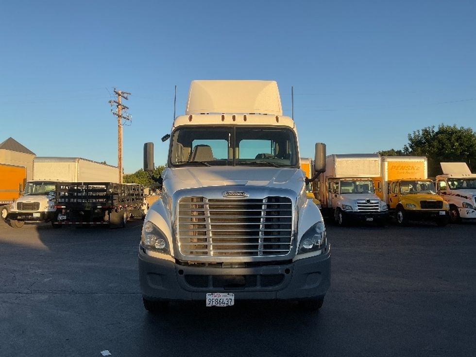 Day Cab Tractor-Heavy Duty Tractors-Freightliner-2019-Cascadia 12542ST-Fontana-CA-314,502\n\t\tmiles-$ 40,500 - Image 2