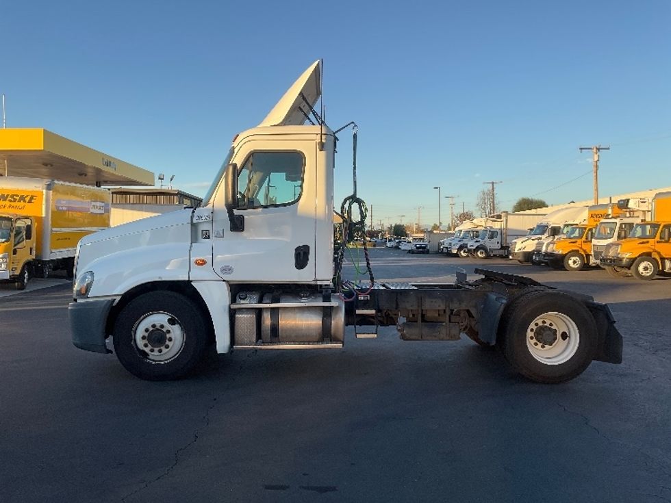 Day Cab Tractor-Heavy Duty Tractors-Freightliner-2019-Cascadia 12542ST-Fontana-CA-314,502\n\t\tmiles-$ 40,500 - Image 4