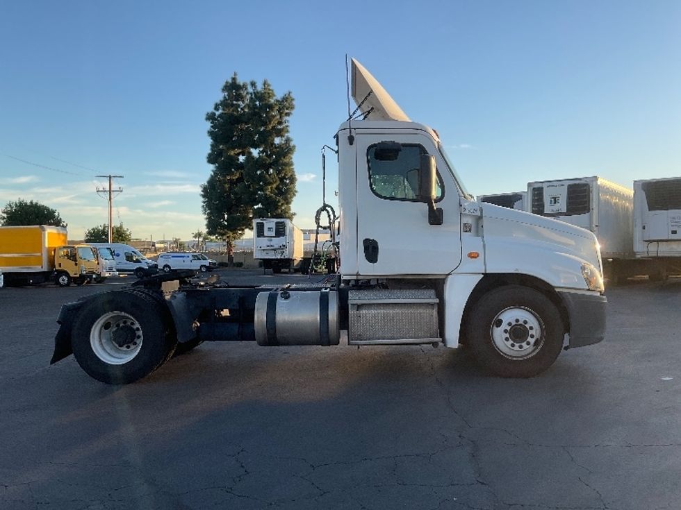 Day Cab Tractor-Heavy Duty Tractors-Freightliner-2019-Cascadia 12542ST-Fontana-CA-314,502\n\t\tmiles-$ 40,500 - Image 8
