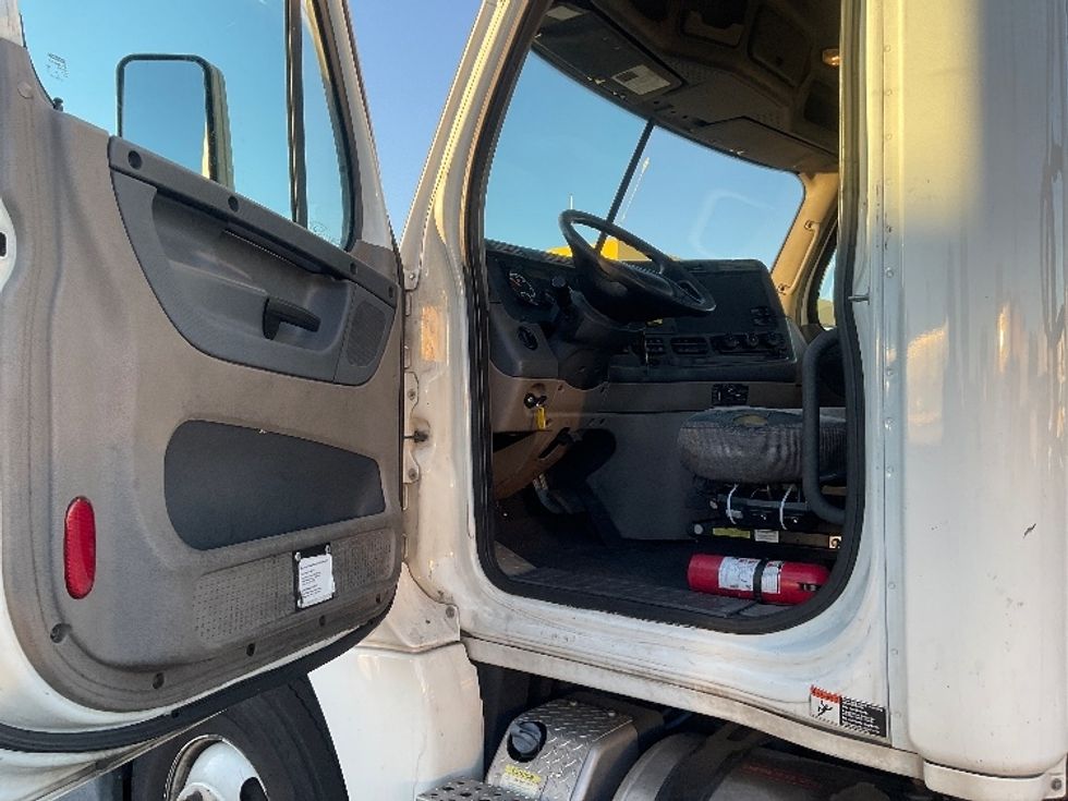 Day Cab Tractor-Heavy Duty Tractors-Freightliner-2019-Cascadia 12542ST-Fontana-CA-314,502\n\t\tmiles-$ 40,500 - Image 9