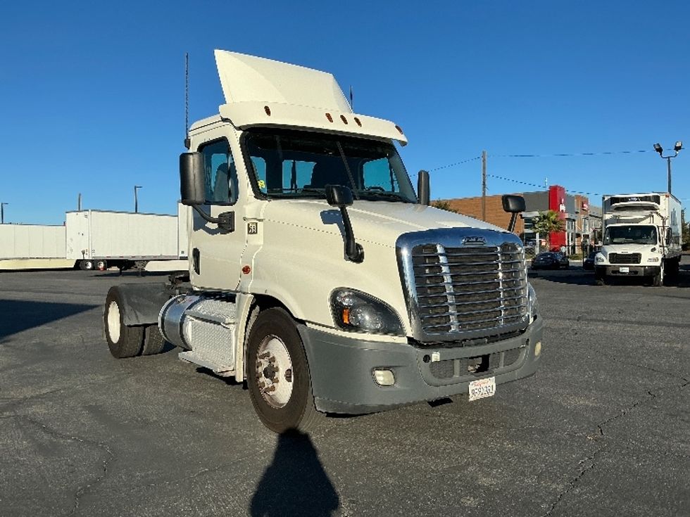 Day Cab Tractor-Heavy Duty Tractors-Freightliner-2019-Cascadia 12542ST-Fontana-CA-408,222\n\t\tmiles-$ 36,750 - Image 1