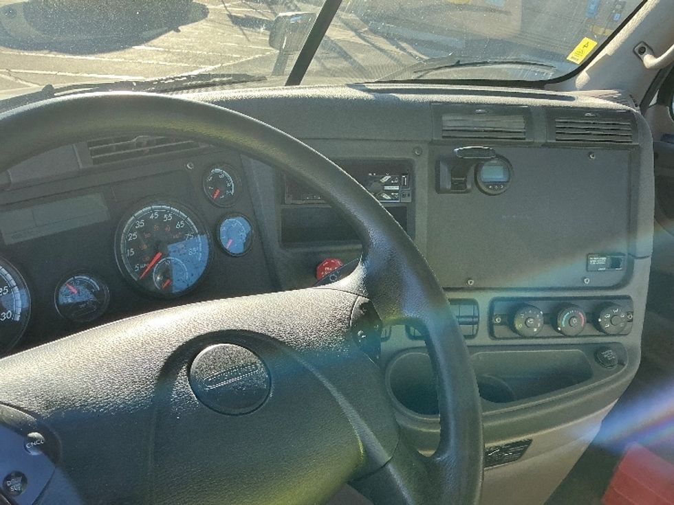 Day Cab Tractor-Heavy Duty Tractors-Freightliner-2019-Cascadia 12542ST-Fontana-CA-408,222\n\t\tmiles-$ 36,750 - Image 10