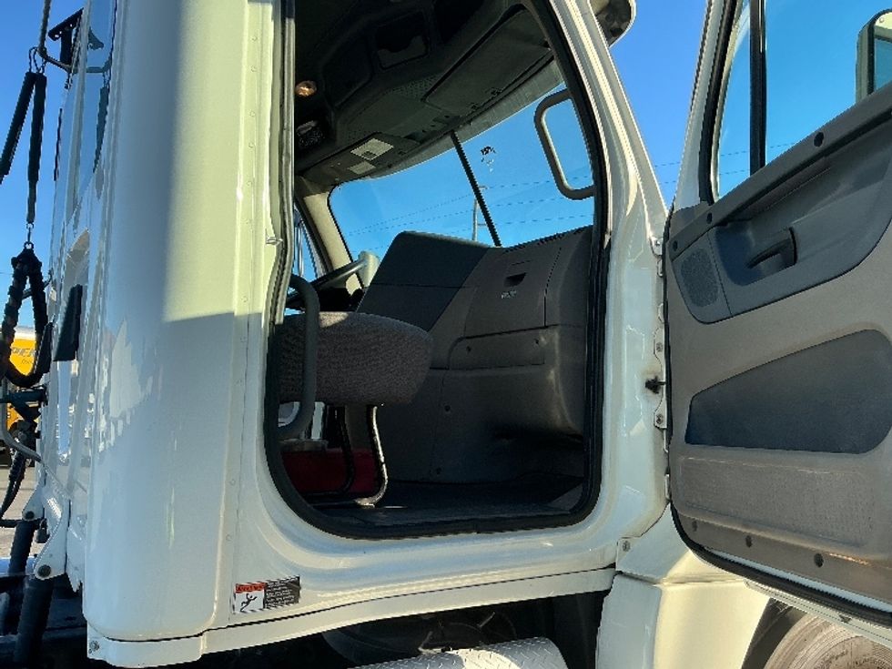 Day Cab Tractor-Heavy Duty Tractors-Freightliner-2019-Cascadia 12542ST-Fontana-CA-408,222\n\t\tmiles-$ 36,750 - Image 12