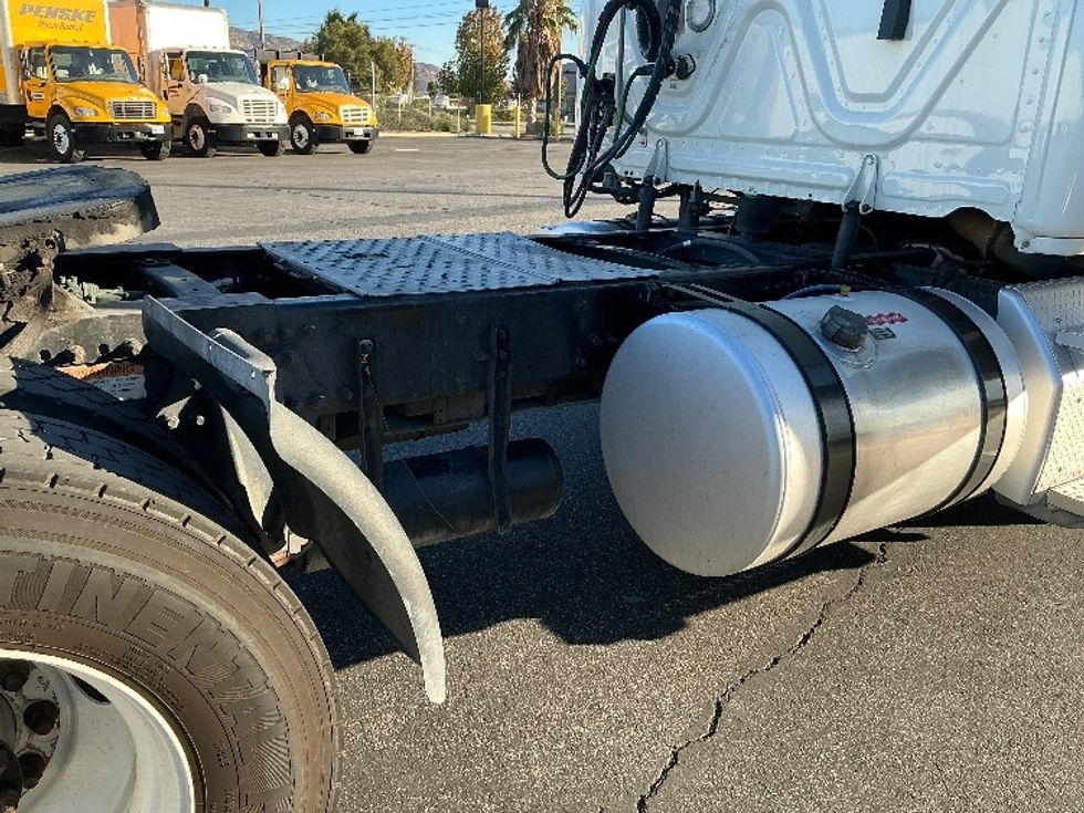 Day Cab Tractor-Heavy Duty Tractors-Freightliner-2019-Cascadia 12542ST-Fontana-CA-408,222\n\t\tmiles-$ 36,750 - Image 17