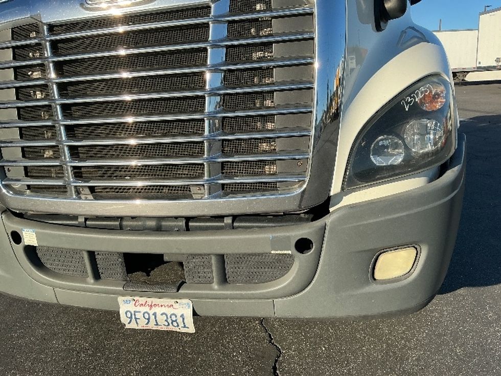 Day Cab Tractor-Heavy Duty Tractors-Freightliner-2019-Cascadia 12542ST-Fontana-CA-408,222\n\t\tmiles-$ 36,750 - Image 18