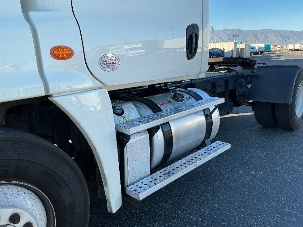 Day Cab Tractor-Heavy Duty Tractors-Freightliner-2019-Cascadia 12542ST-Fontana-CA-408,222\n\t\tmiles-$ 36,750 - Image 19