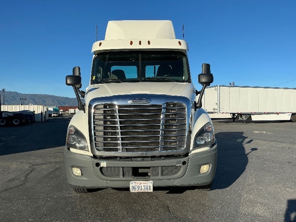 Day Cab Tractor-Heavy Duty Tractors-Freightliner-2019-Cascadia 12542ST-Fontana-CA-408,222\n\t\tmiles-$ 36,750 - Image 2