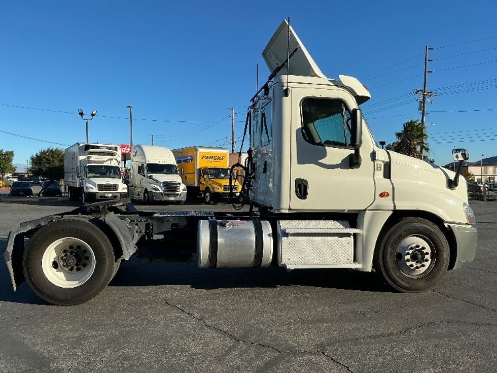 Day Cab Tractor-Heavy Duty Tractors-Freightliner-2019-Cascadia 12542ST-Fontana-CA-408,222\n\t\tmiles-$ 36,750 - Image 8