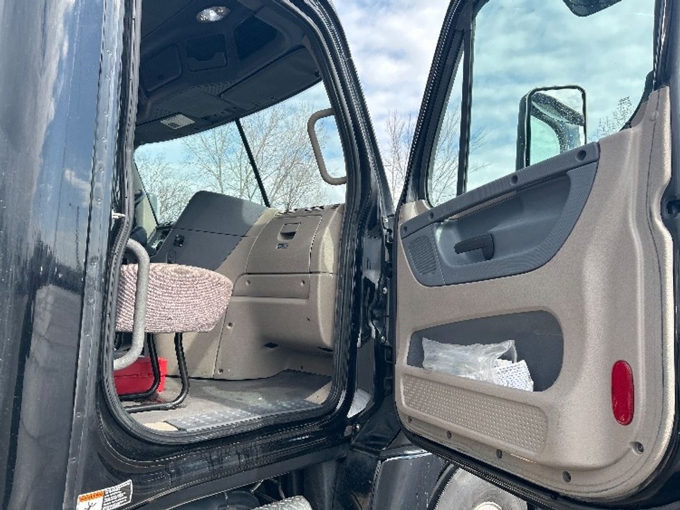 Day Cab Tractor-Heavy Duty Tractors-Freightliner-2019-Cascadia 12542ST-Fort Wayne-IN-429,800\n\t\tmiles-$ 26,250 - Image 12