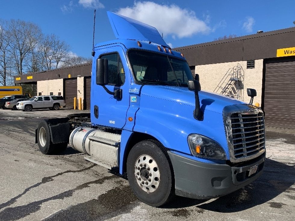 Day Cab Tractor-Heavy Duty Tractors-Freightliner-2019-Cascadia 12542ST-Franklin-MA-294,904\n\t\tmiles-$ 39,500 - Image 1