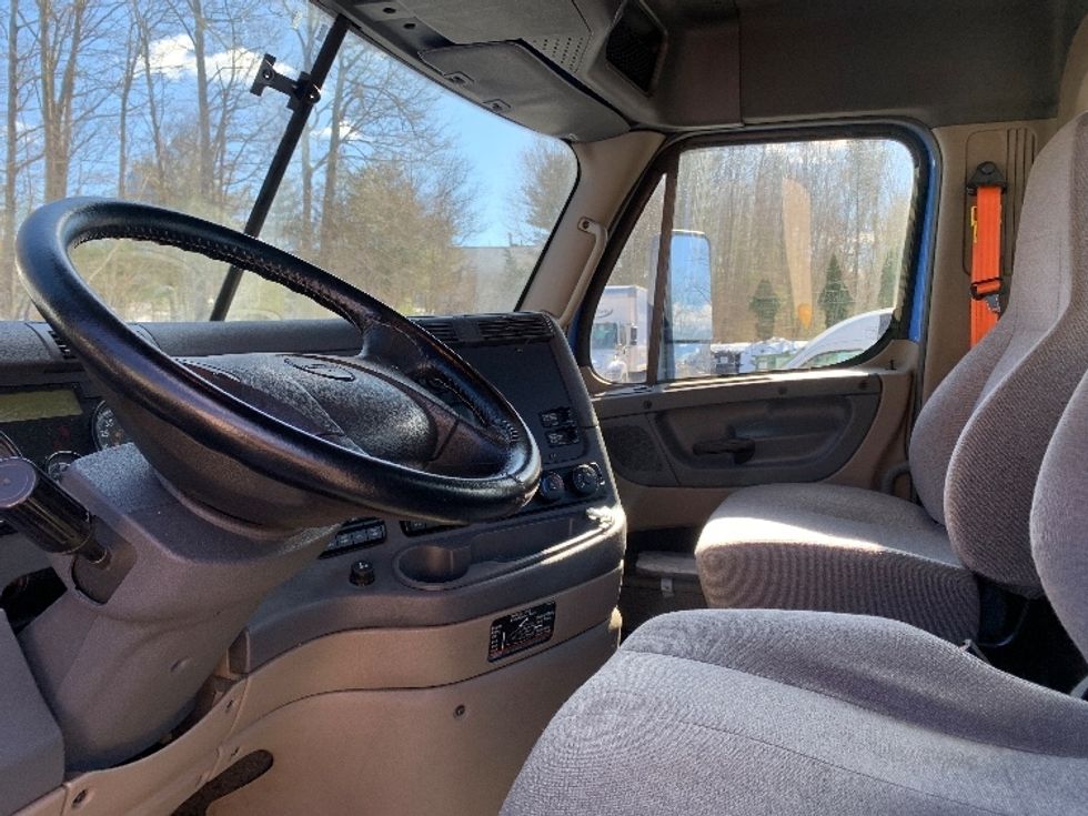 Day Cab Tractor-Heavy Duty Tractors-Freightliner-2019-Cascadia 12542ST-Franklin-MA-294,904\n\t\tmiles-$ 39,500 - Image 10